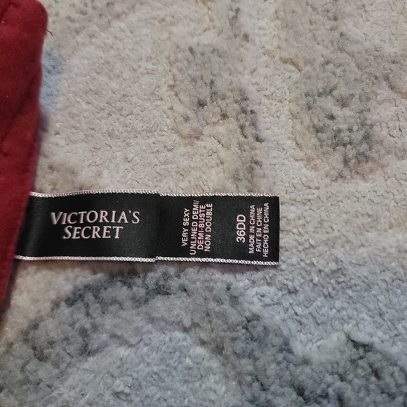 Victoria's Secret Red Lace Bra with Scalloped Edges - Picture 5 of 5